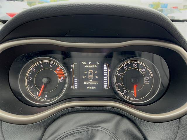 Used 2017 Jeep Cherokee Latitude w/ Cold Weather Group AWD/4WD image 17