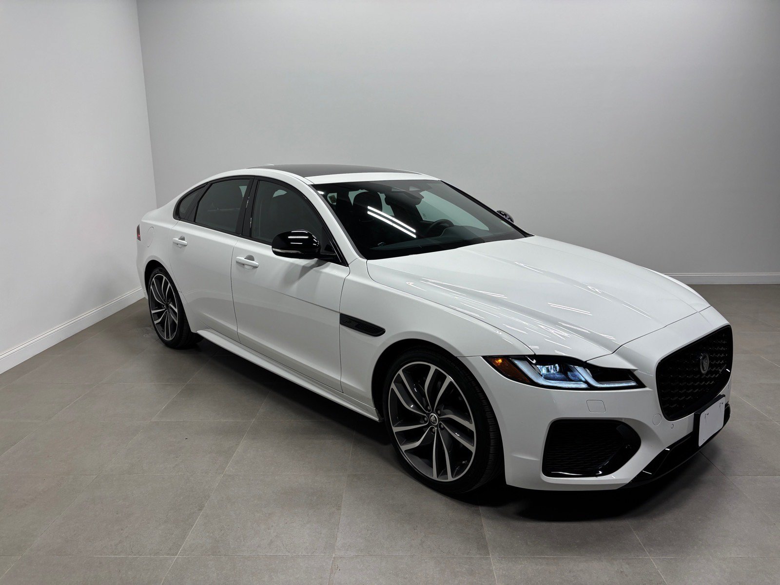 Used 2024 Jaguar XF R-Dynamic SE AWD/4WD image 5