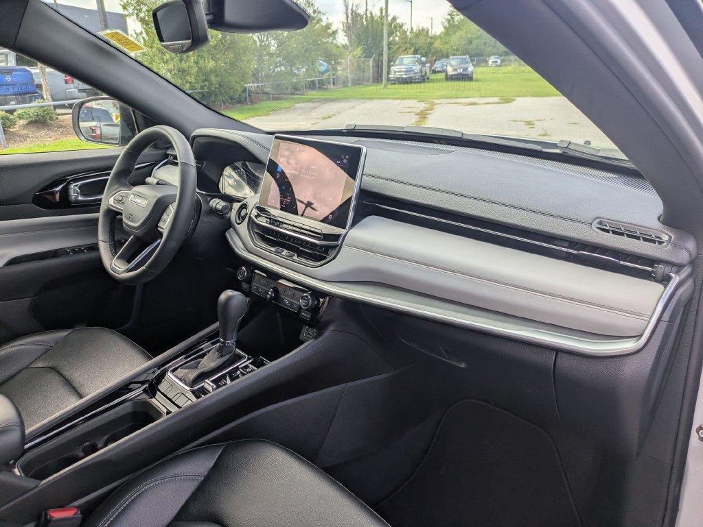 Used 2025 Jeep Compass Limited AWD/4WD image 37