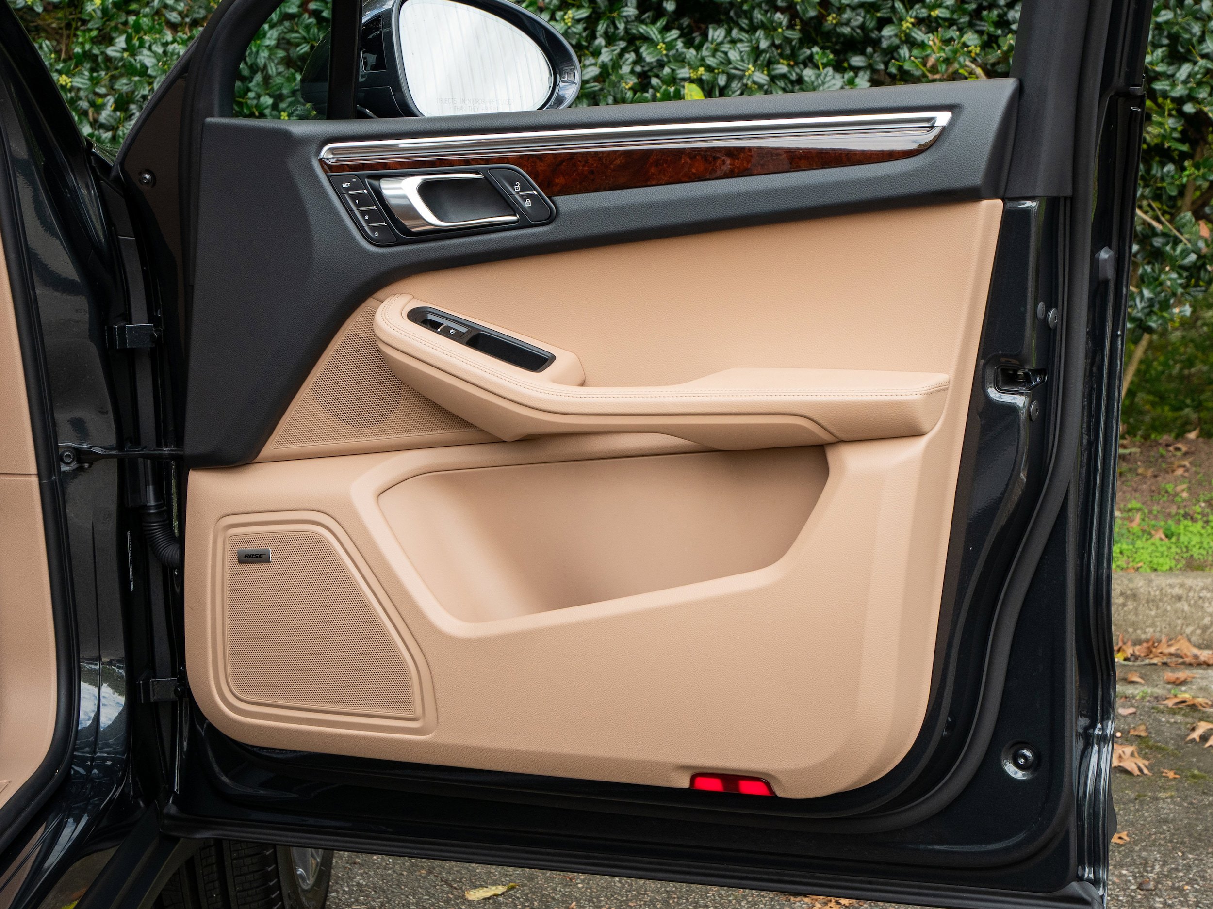 Certified 2025 Porsche Macan AWD/4WD image 27