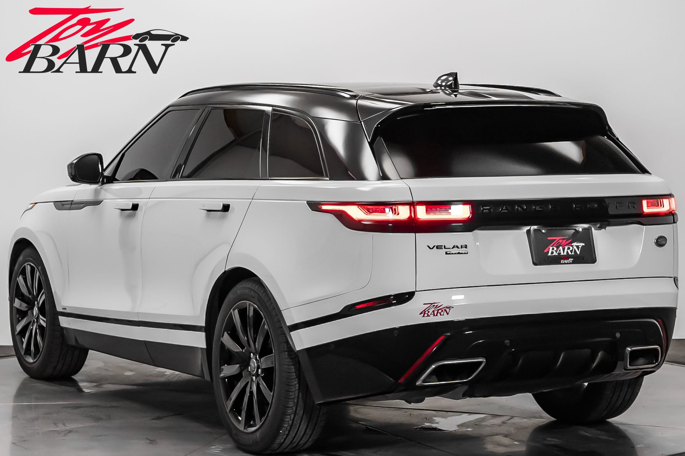 Used 2018 Land Rover Range Rover Velar R-Dynamic HSE image 3