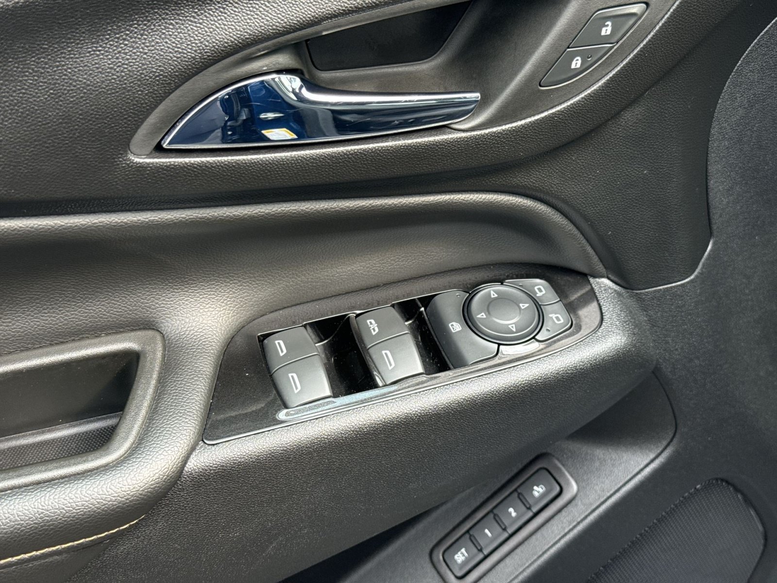 Used 2022 Chevrolet Equinox Premier FWD image 16