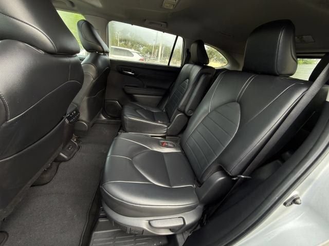 Used 2024 Toyota Highlander XLE AWD/4WD image 25