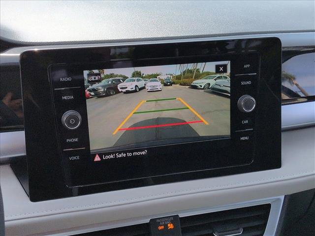 Used 2025 Volkswagen Taos SE w/ Panoramic Sunroof Package FWD image 14