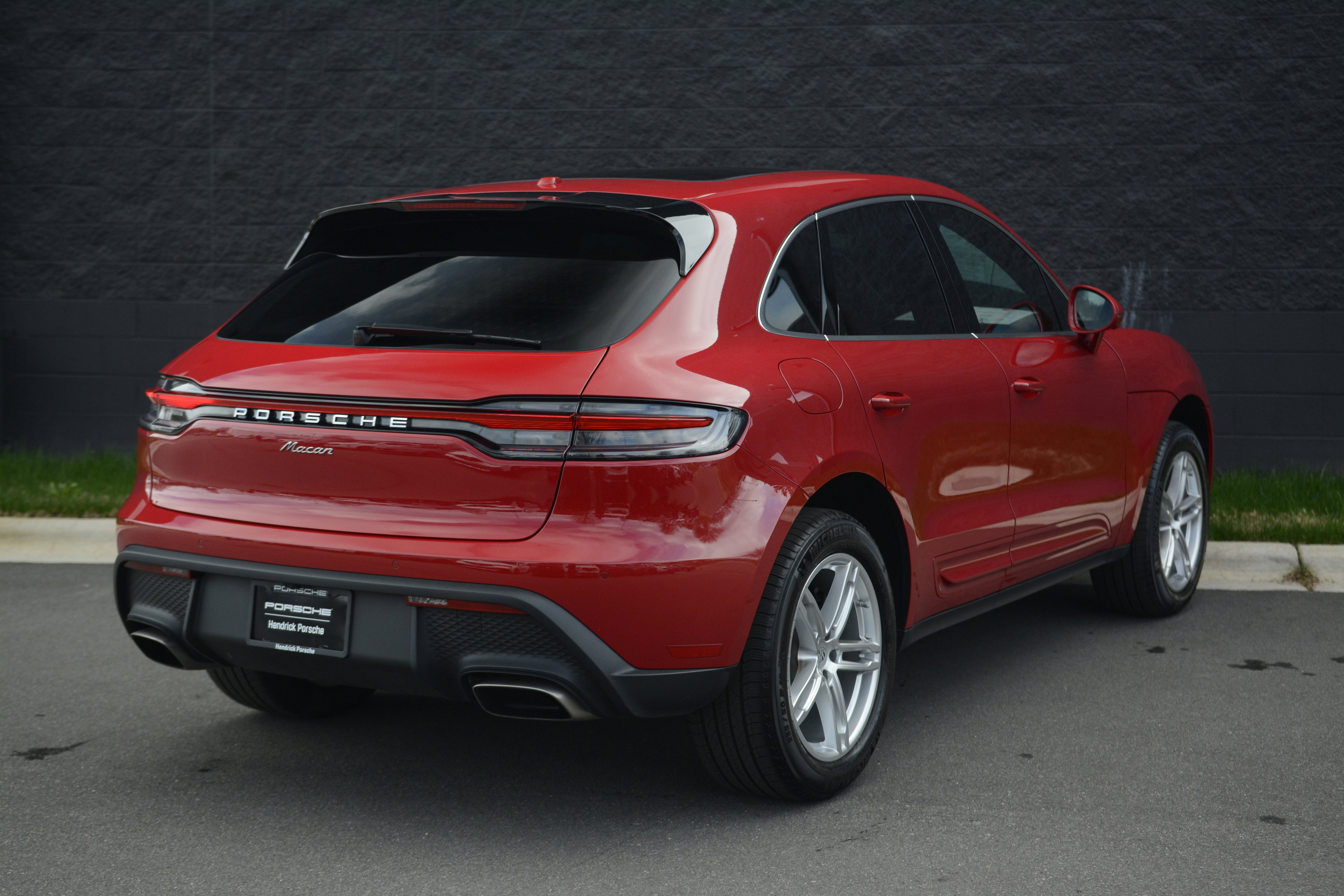 Certified 2025 Porsche Macan image 7