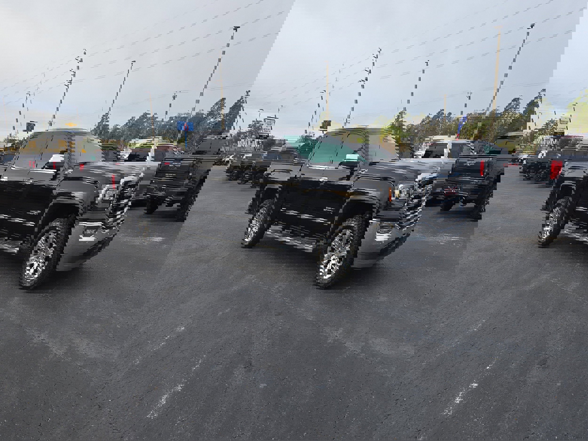 Used 2017 GMC Sierra 1500 SLT image 2