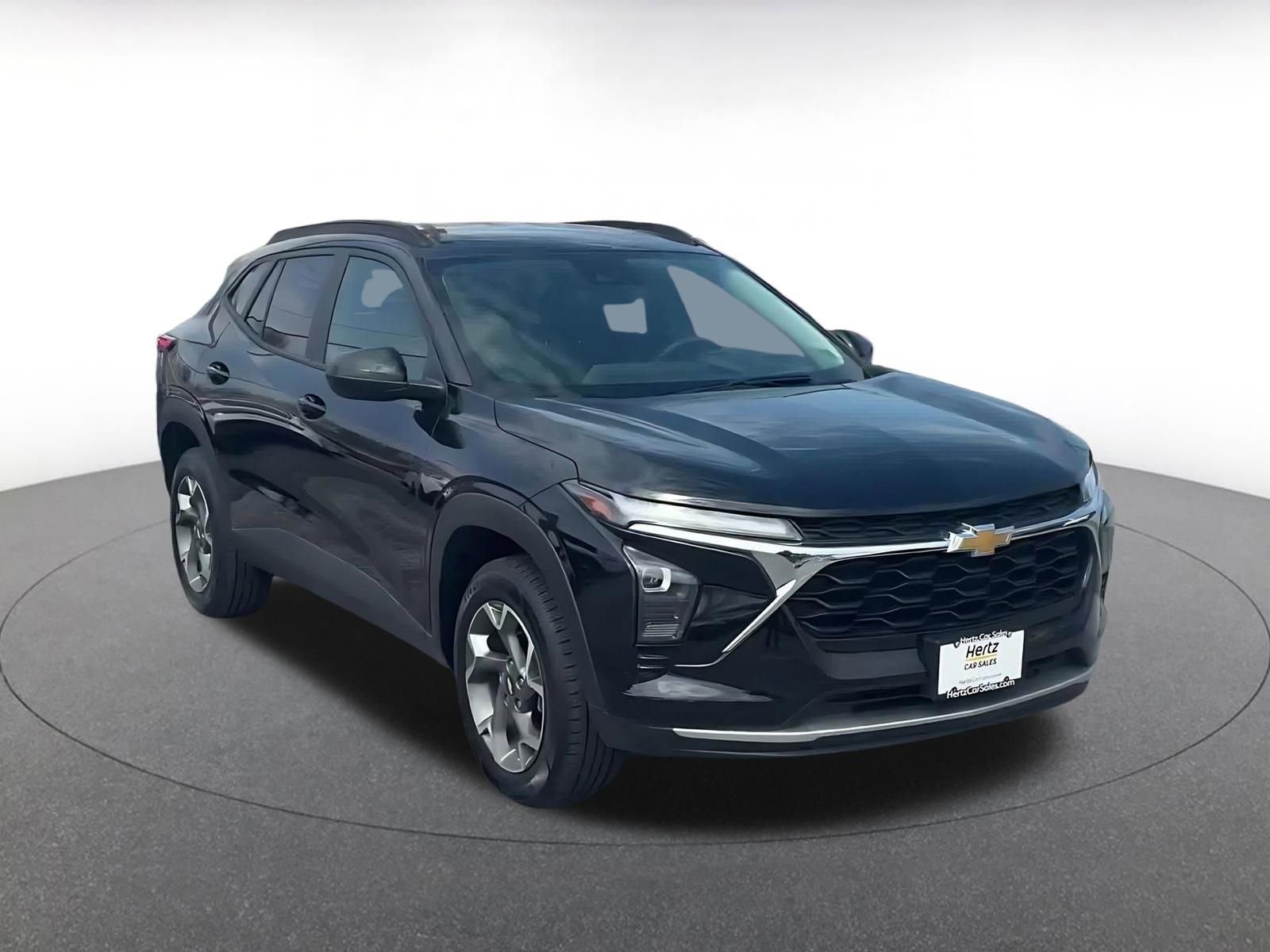 Used 2025 Chevrolet Trax LT image 2