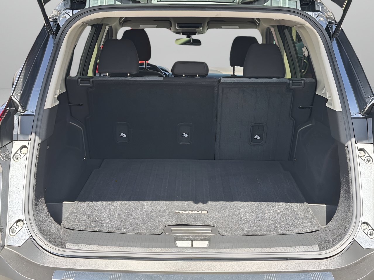 Used 2023 Nissan Rogue SV FWD image 8