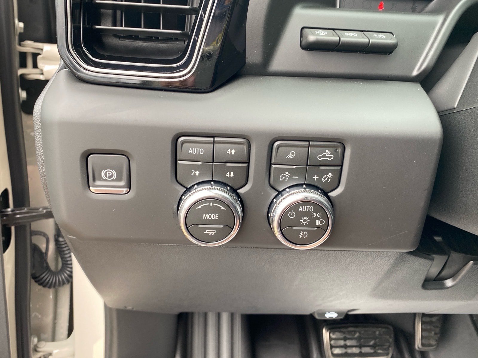 Used 2026 GMC Sierra 2500 AT4X w/ LPO, Black Badging Package AWD/4WD image 23