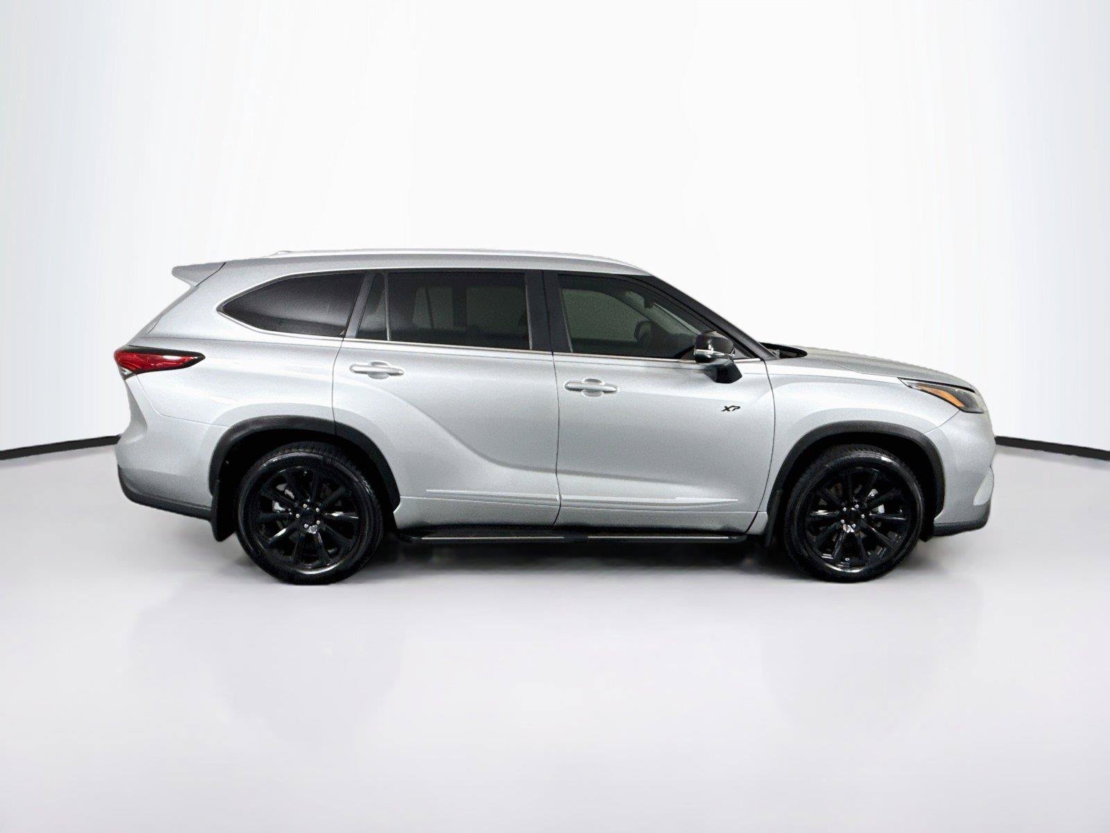 Used 2023 Toyota Highlander XLE FWD image 11