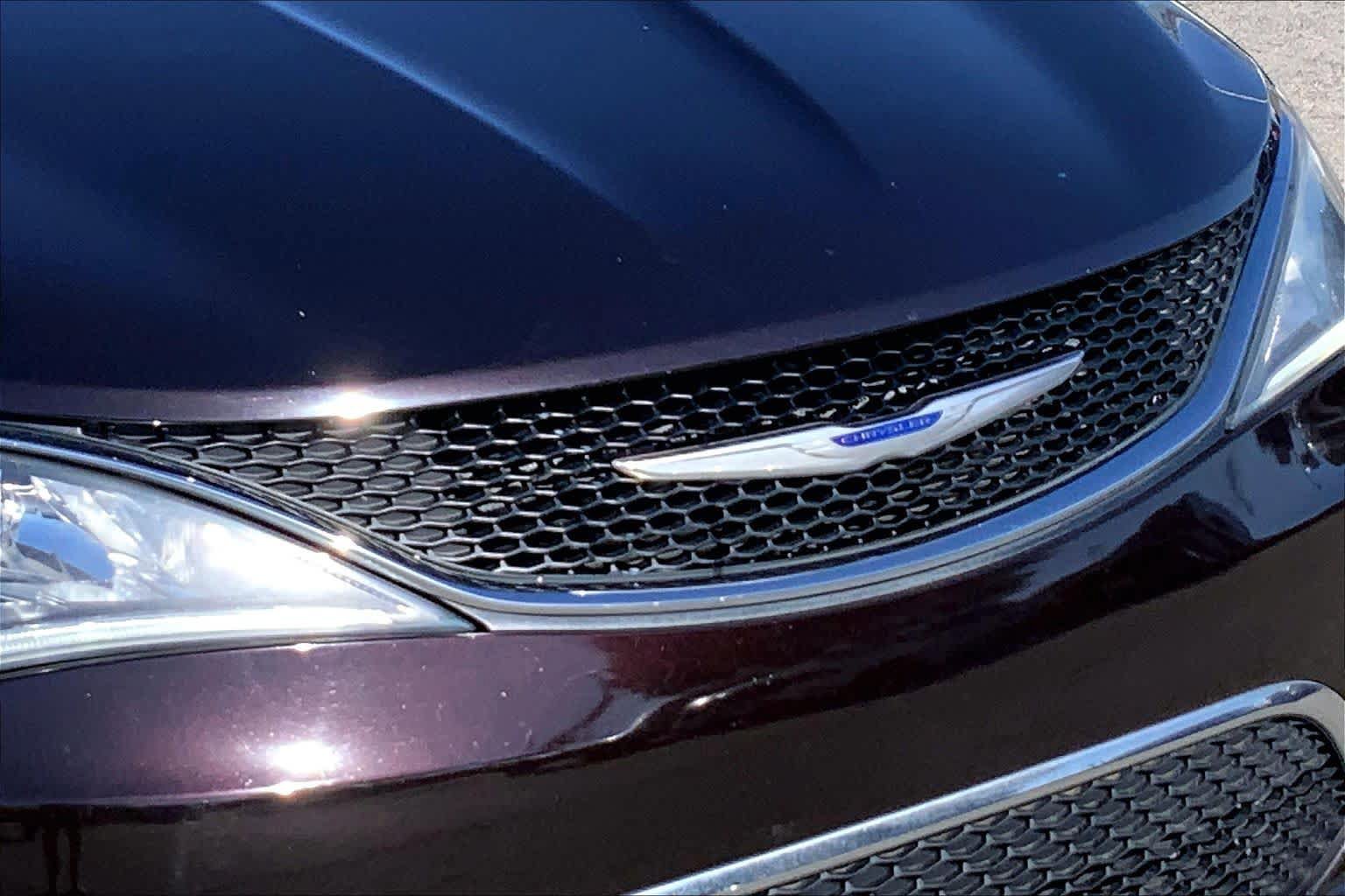 Used 2019 Chrysler Pacifica Limited FWD image 36