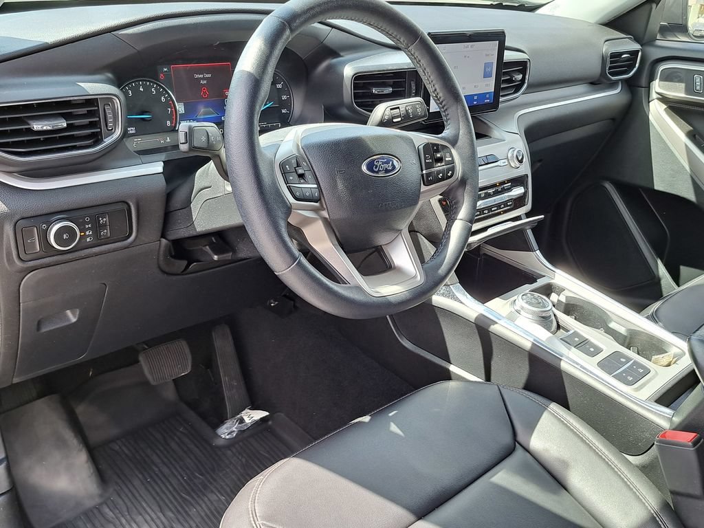 Used 2023 Ford Explorer XLT w/ Equipment Group 202A RWD image 9