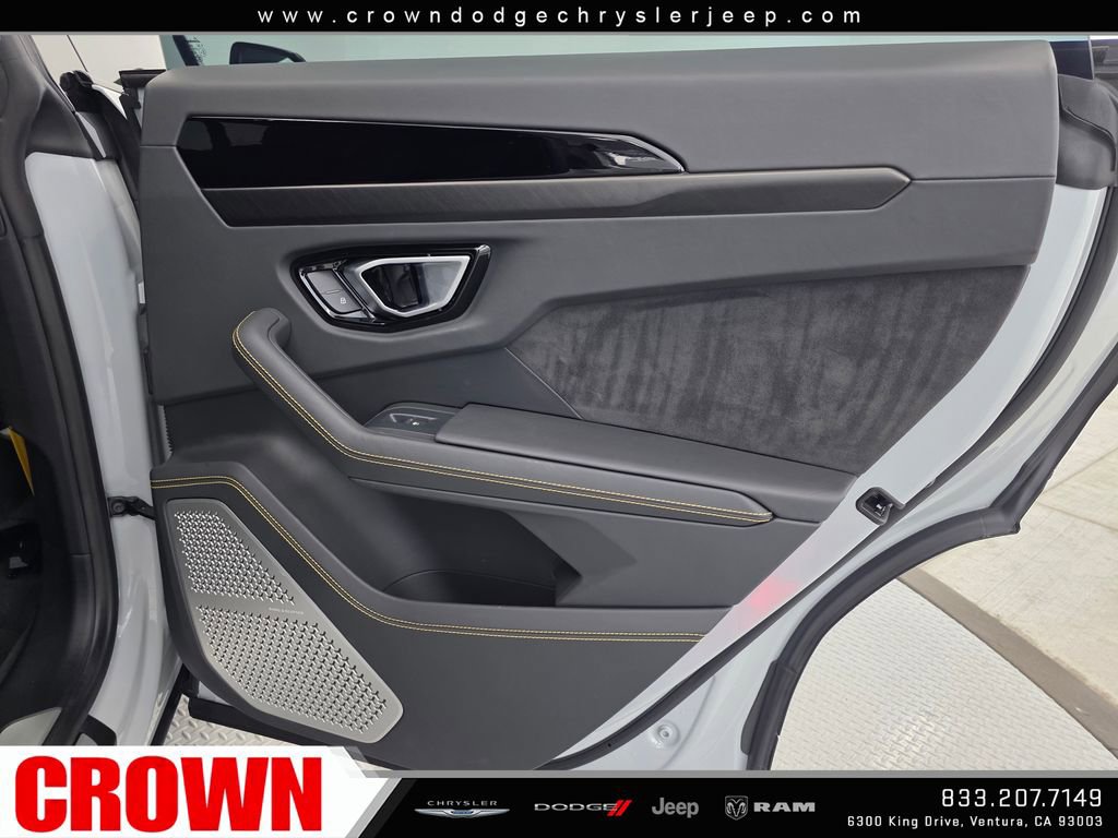 Used 2022 Lamborghini Urus AWD/4WD image 23