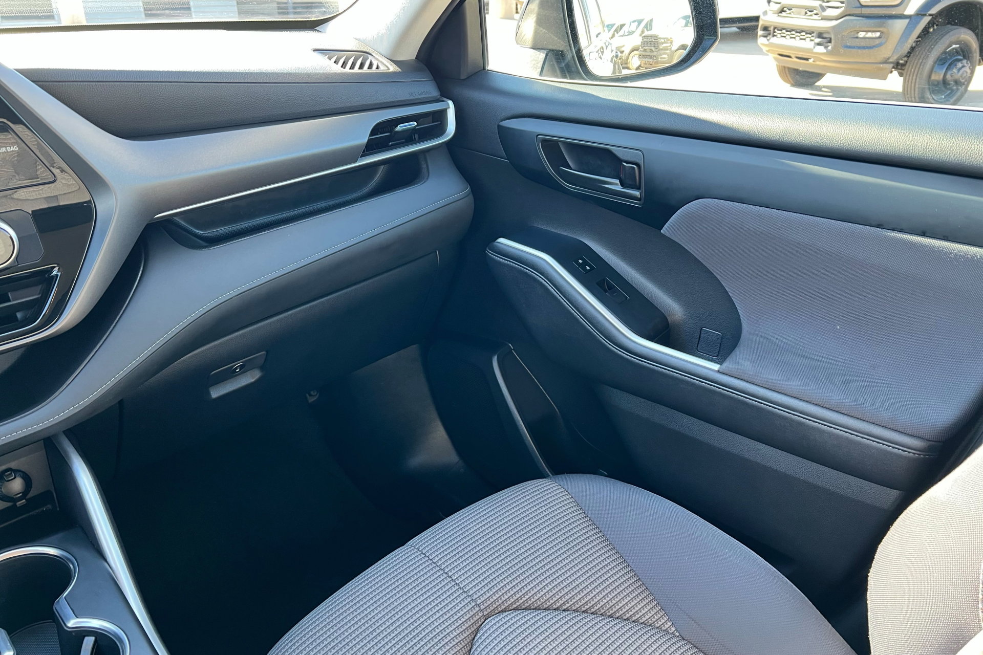 Used 2024 Toyota Highlander LE image 11