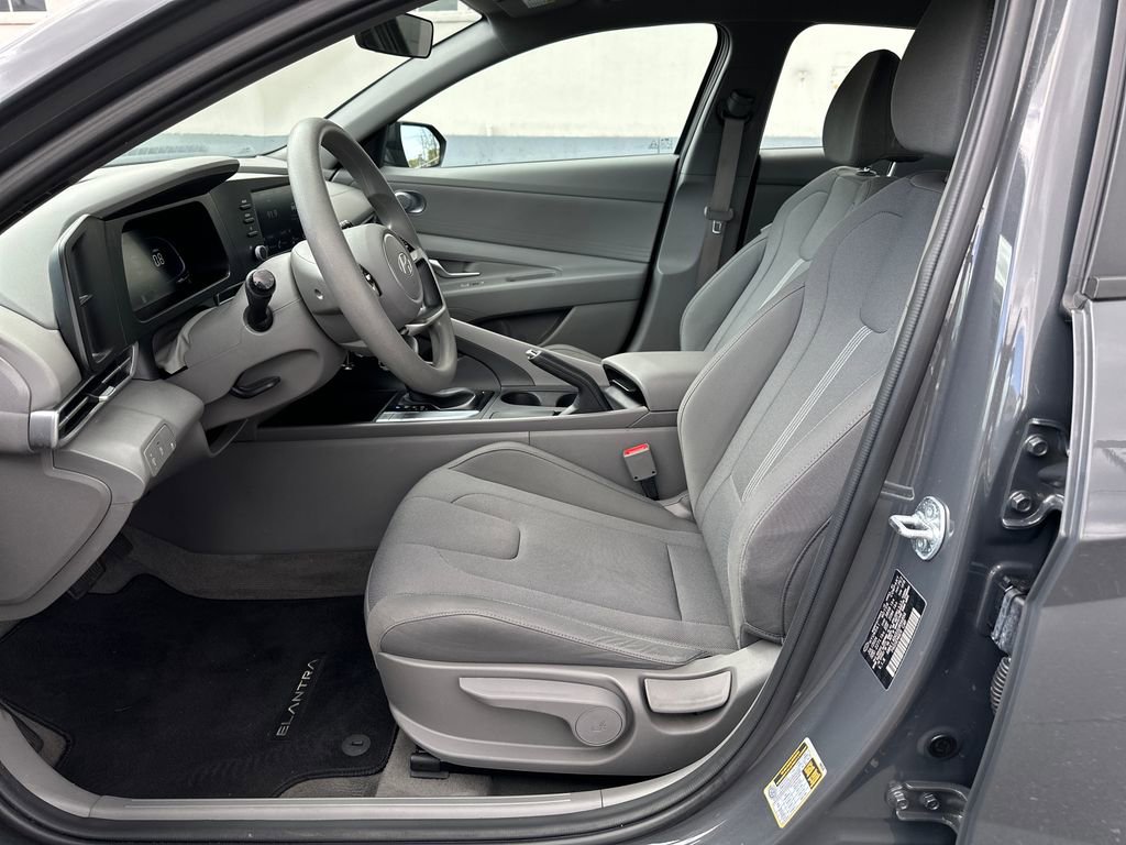 Certified 2025 Hyundai Elantra SE image 12