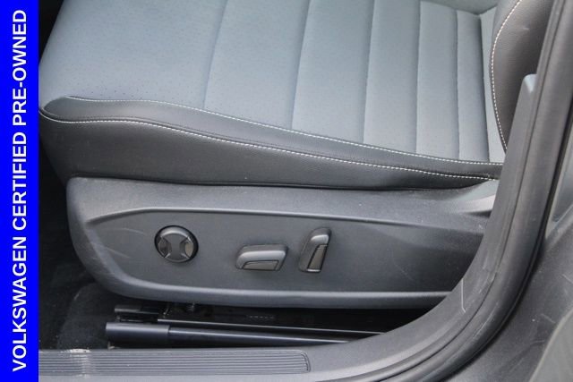 Used 2025 Volkswagen Jetta SE w/ Sunroof Package image 14