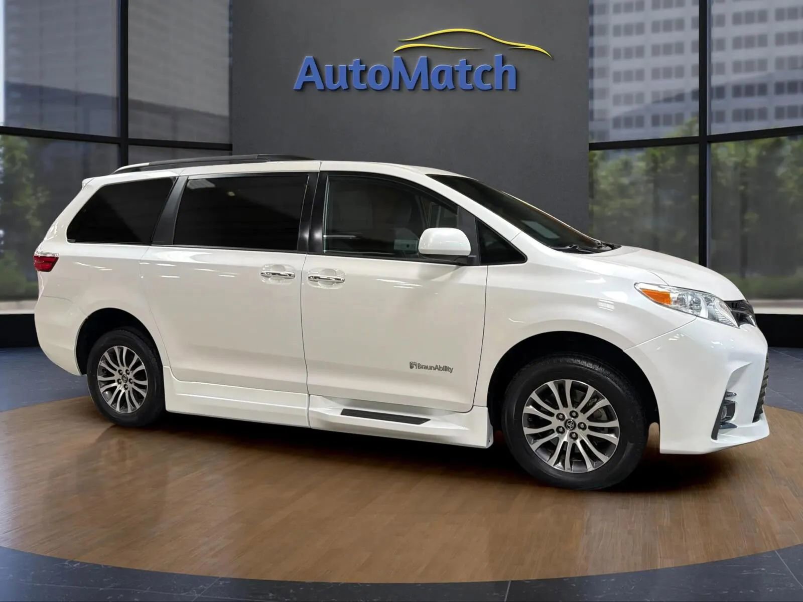 Used 2019 Toyota Sienna XLE w/ XLE Navigation Package FWD image 17