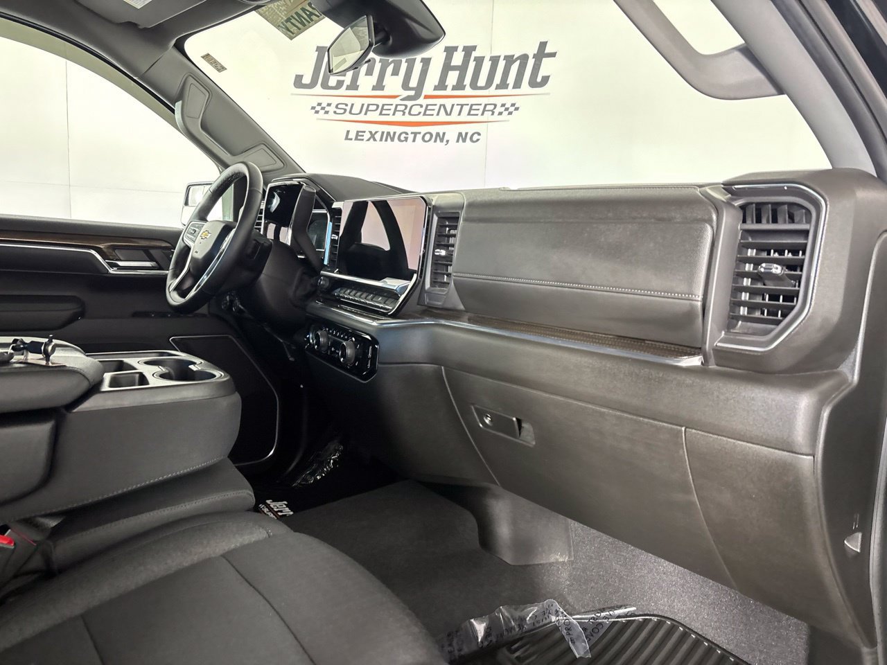 Used 2024 Chevrolet Silverado 1500 LT AWD/4WD image 31