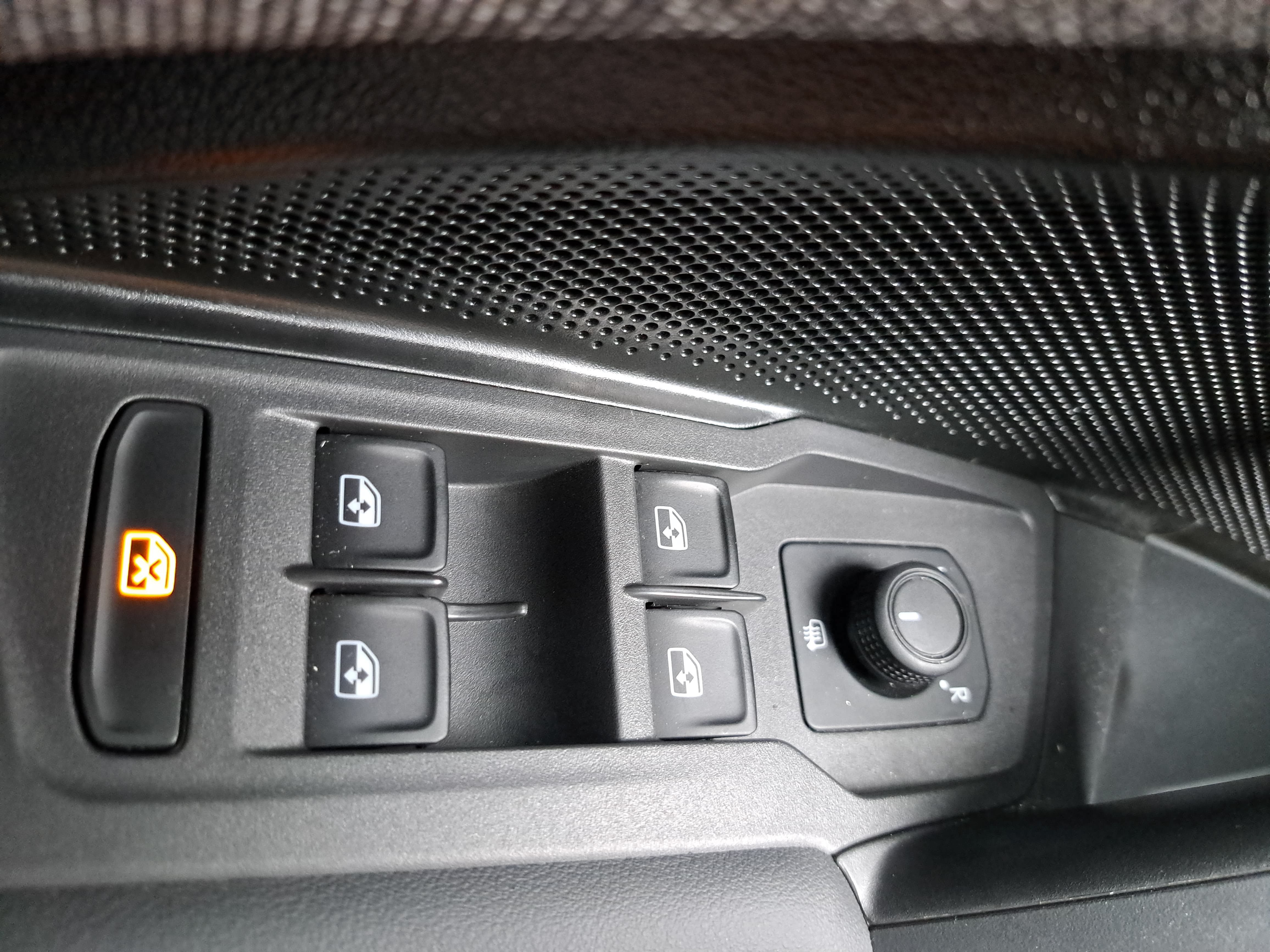 Certified 2025 Volkswagen Tiguan S FWD image 25