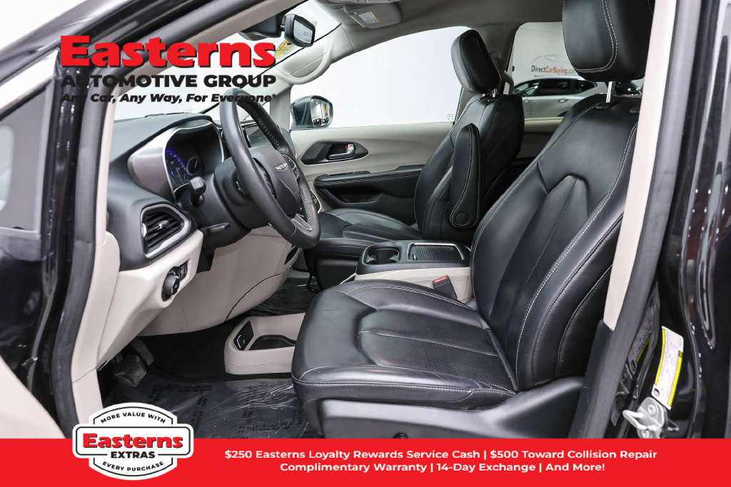 Used 2023 Chrysler Pacifica Touring-L FWD image 15