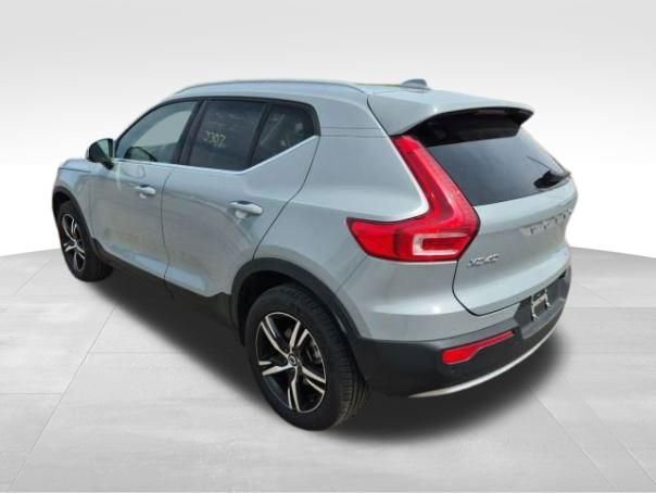 Used 2025 Volvo XC40 B5 Core AWD/4WD video 2
