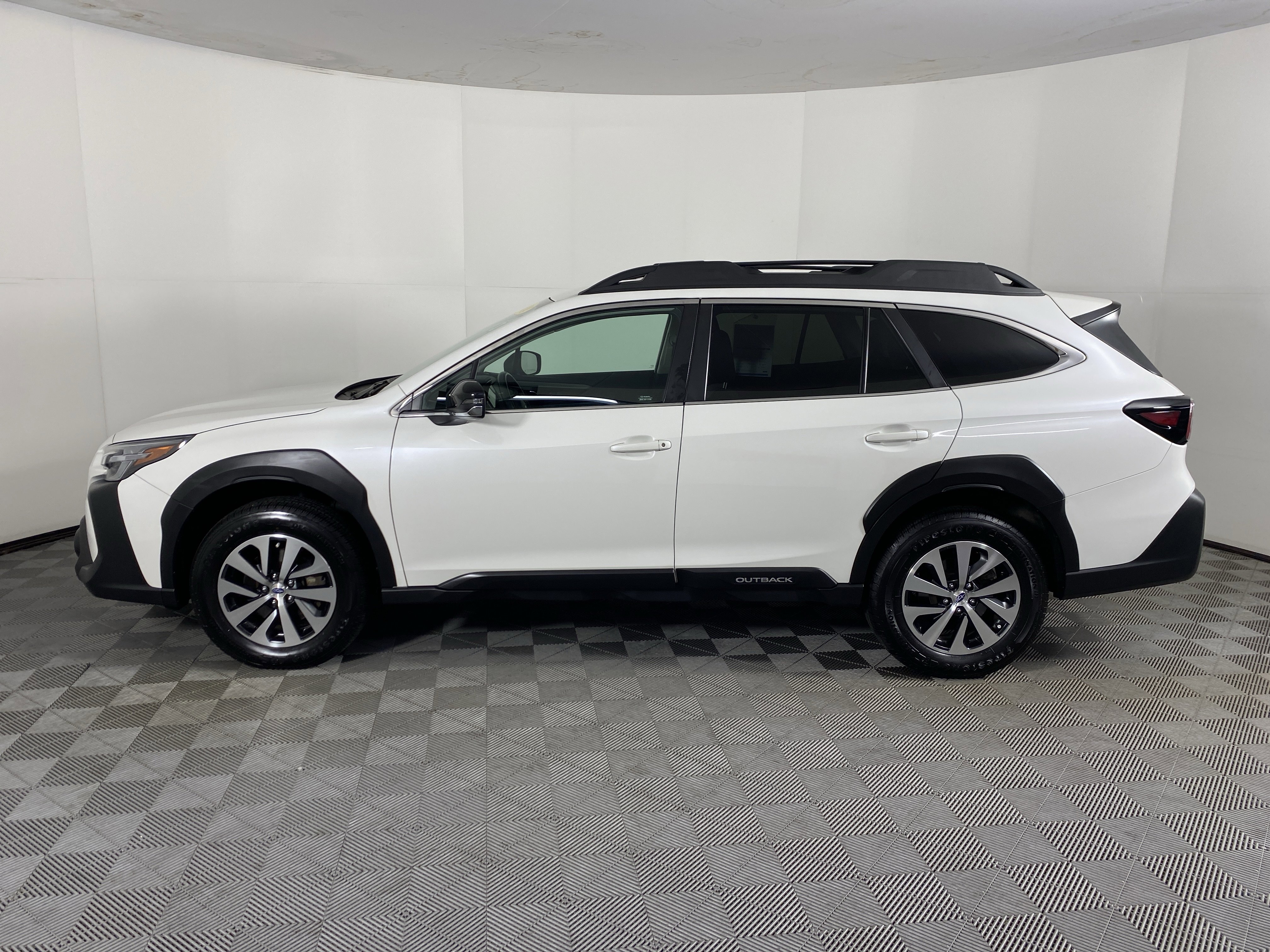 Used 2024 Subaru Outback Premium image 9