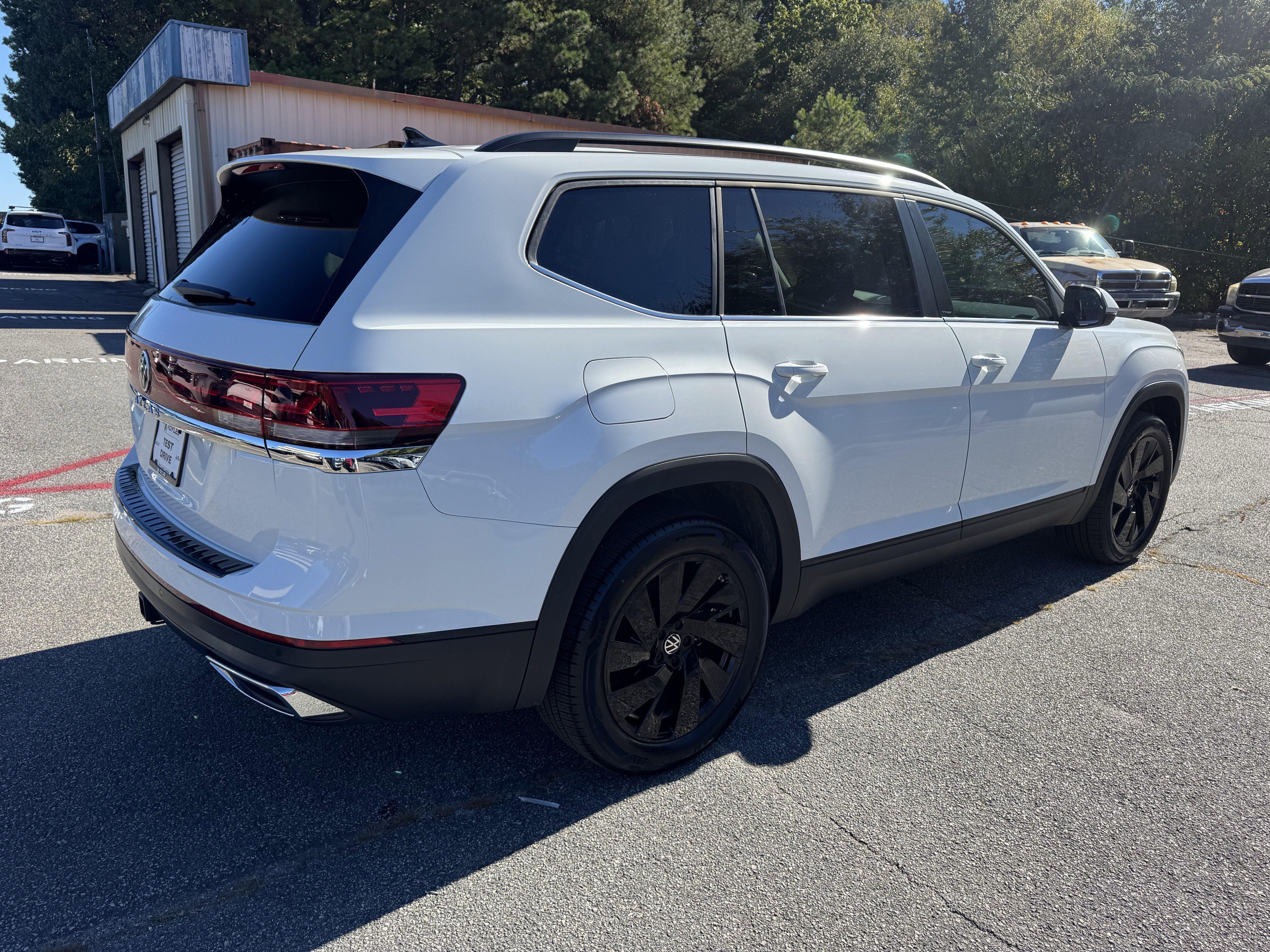 Used 2025 Volkswagen Atlas SE image 7