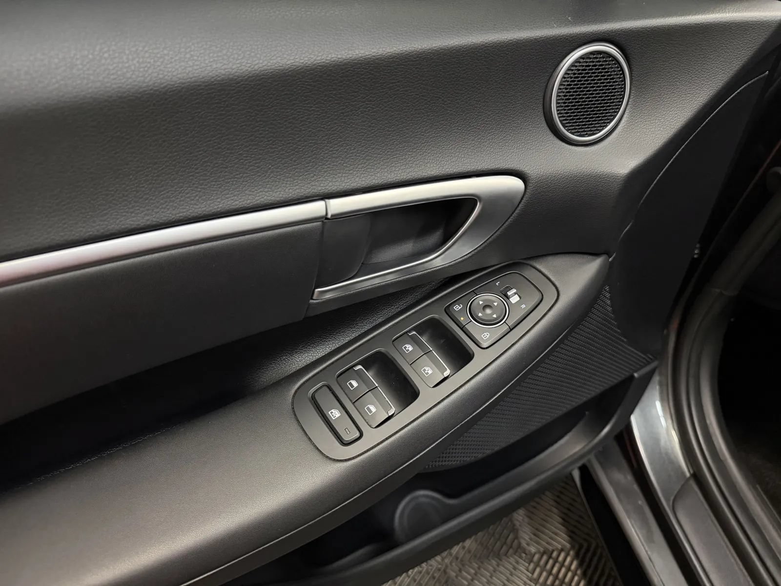 Used 2025 Hyundai Sonata SEL FWD image 26
