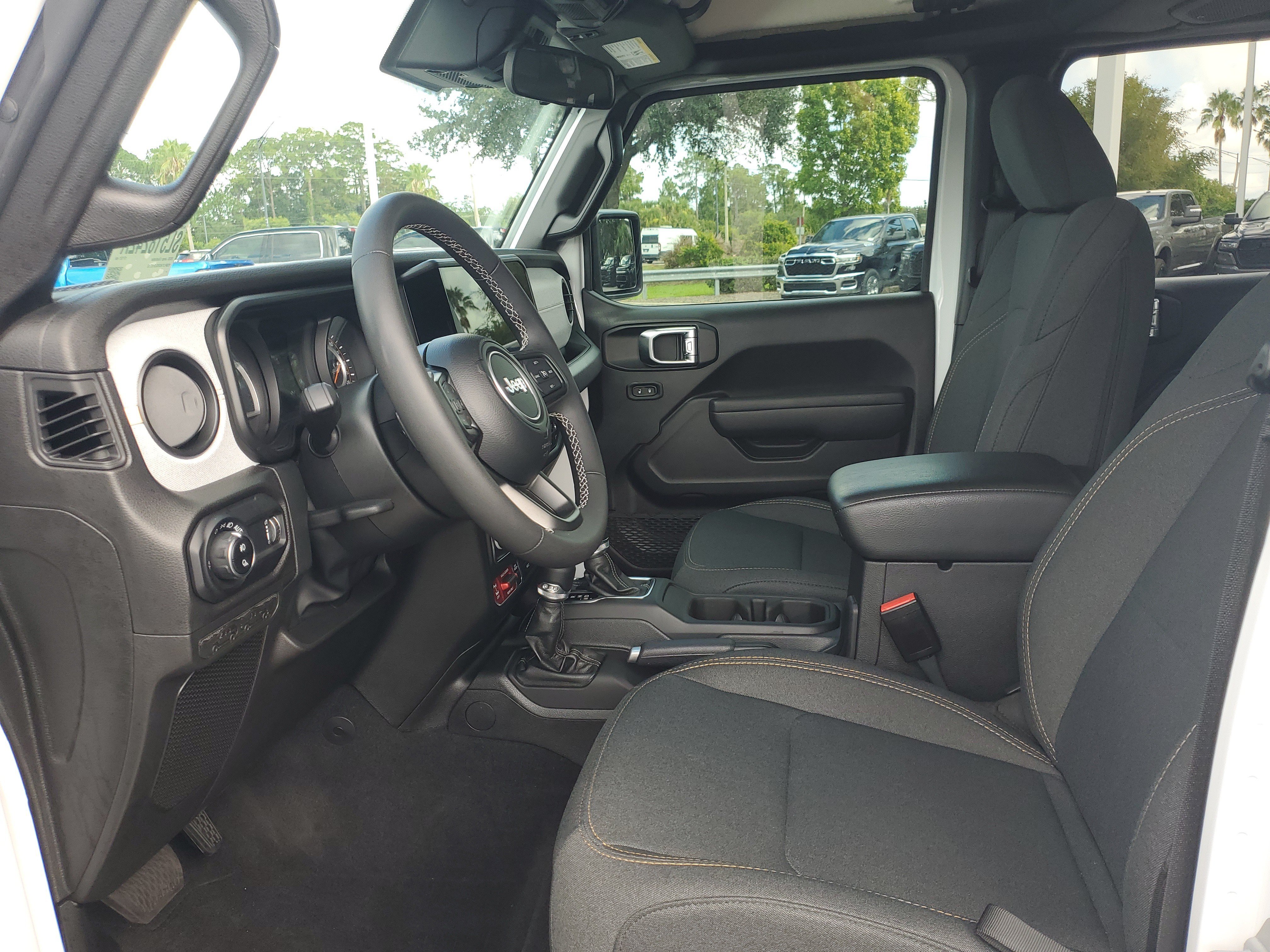 Used 2025 Jeep Gladiator Sport AWD/4WD image 14