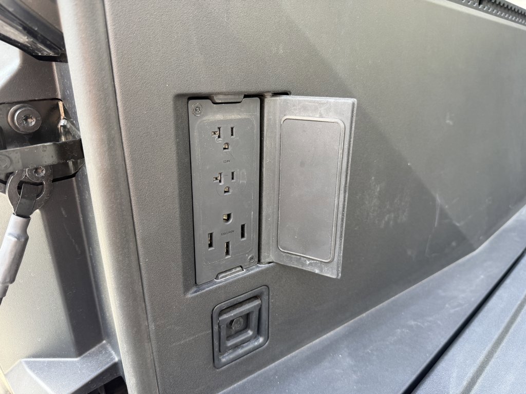 Used 2025 Tesla Cybertruck AWD Crew Cab image 42