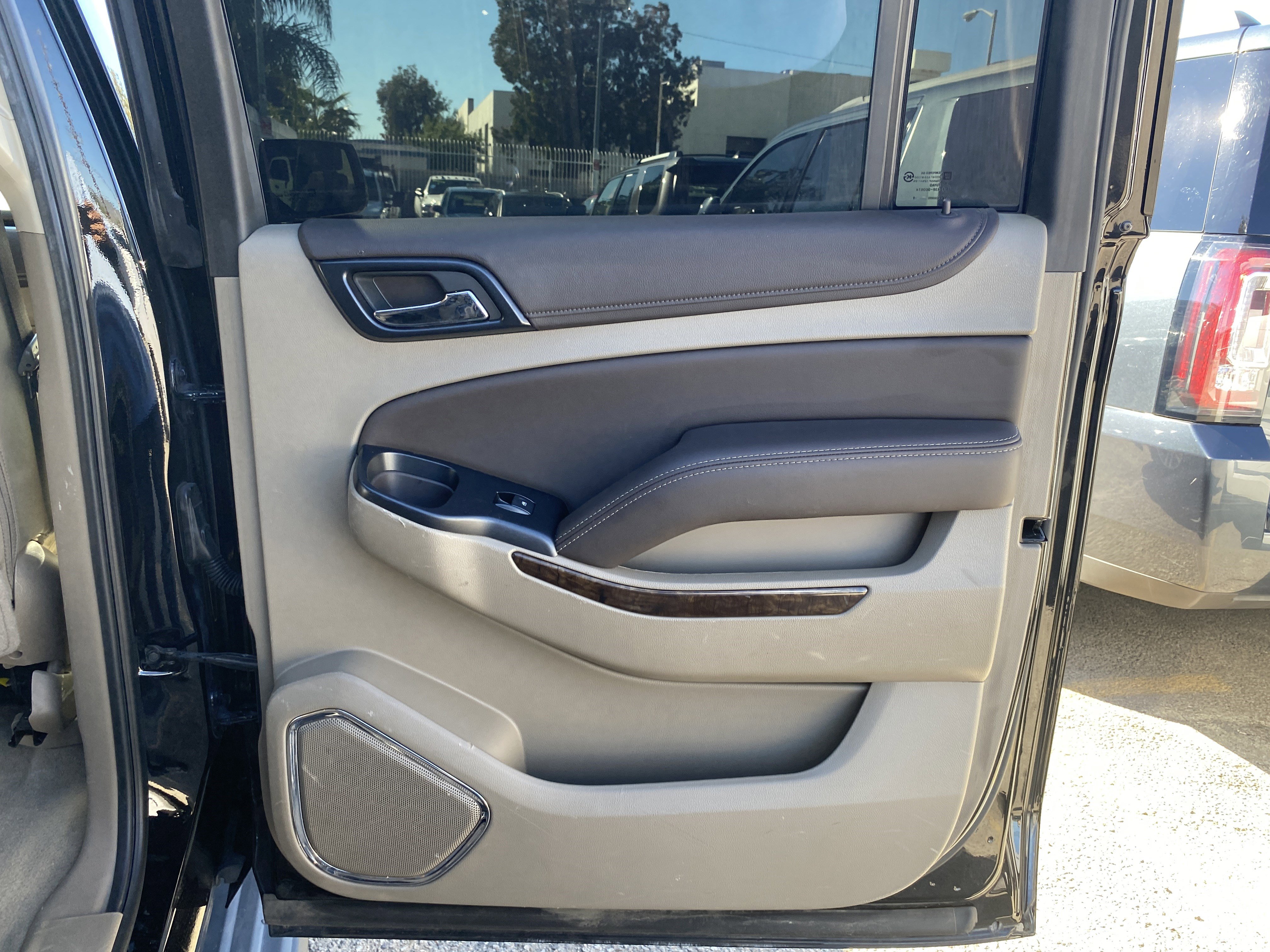 Used 2023 Chevrolet Suburban Premier image 22