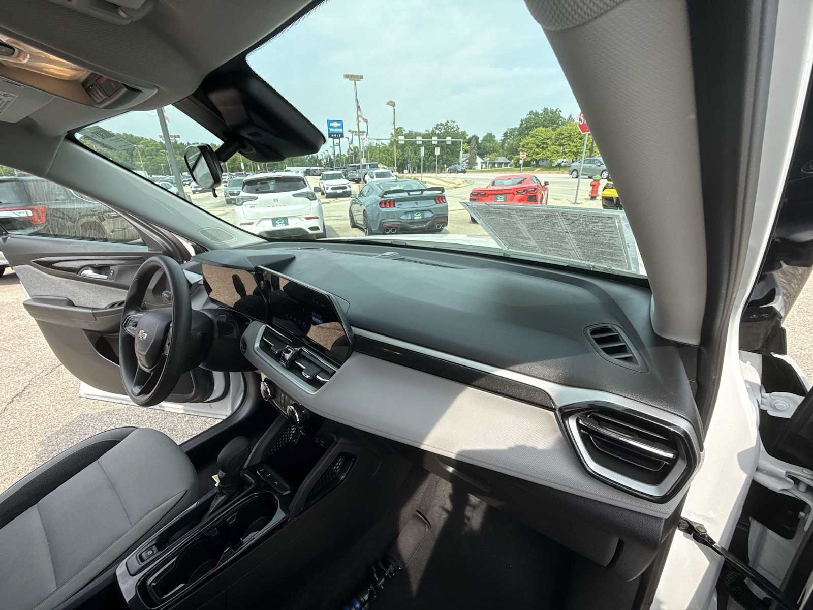 Used 2025 Chevrolet TrailBlazer LT FWD image 25