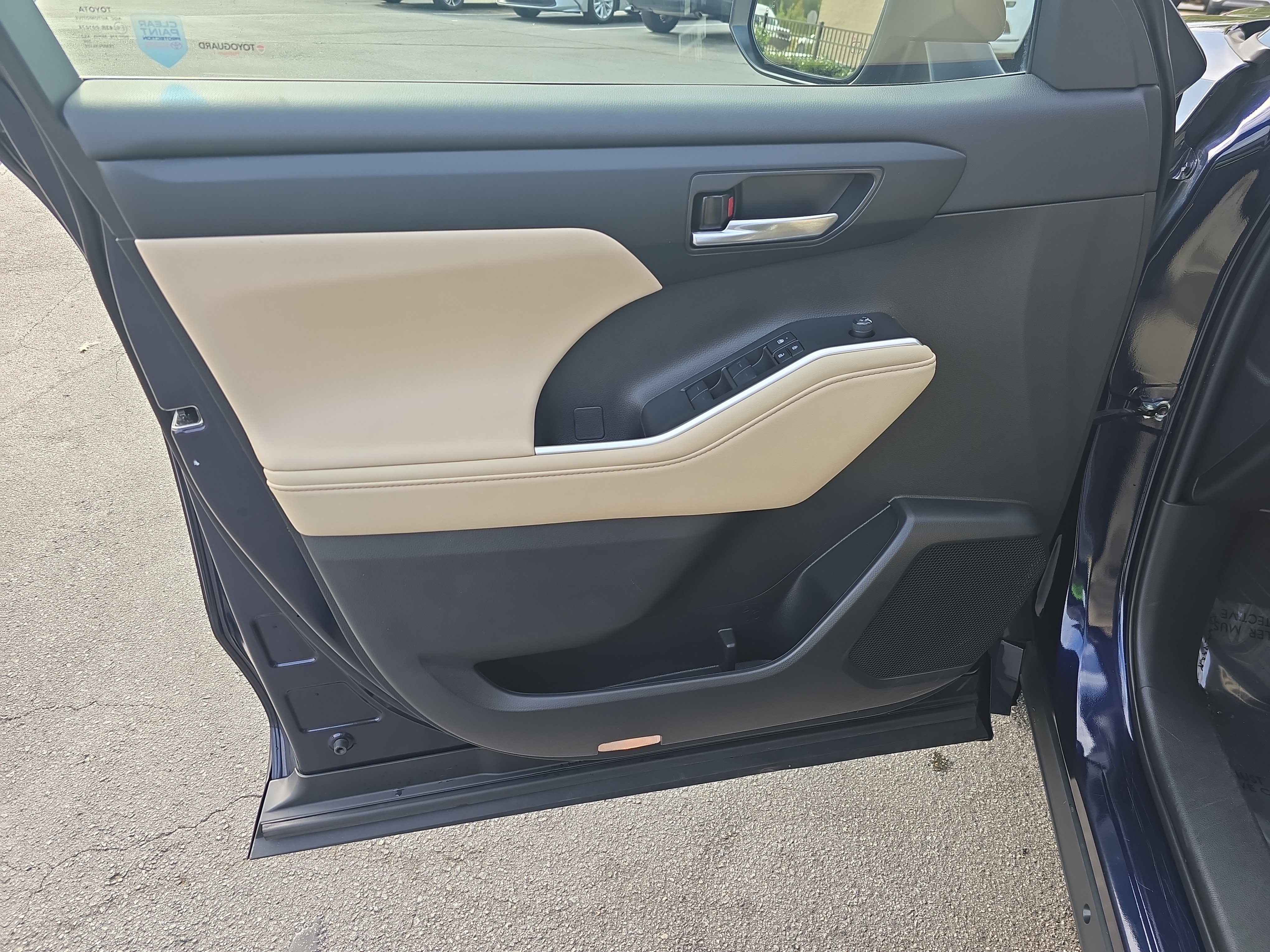 Used 2023 Toyota Highlander XLE image 28