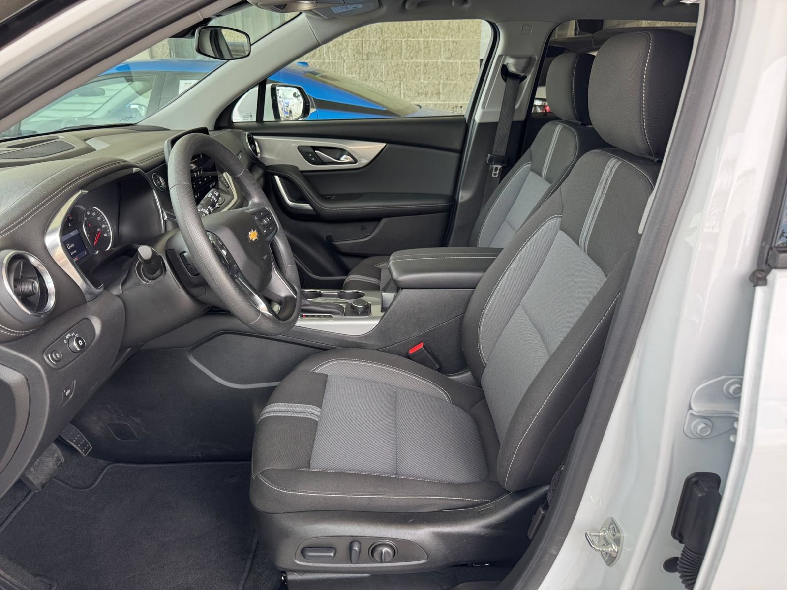Used 2025 Chevrolet Blazer LT FWD image 29