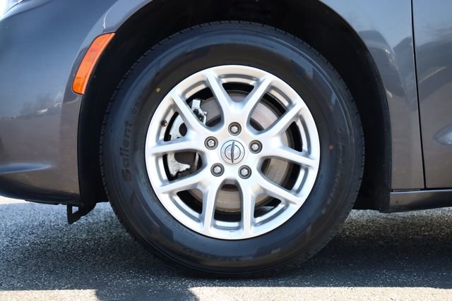 Used 2023 Chrysler Pacifica Touring-L image 9