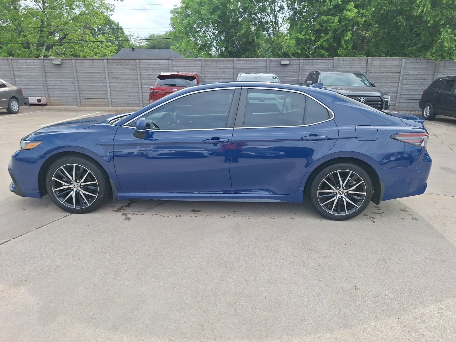 Used 2023 Toyota Camry SE FWD image 3