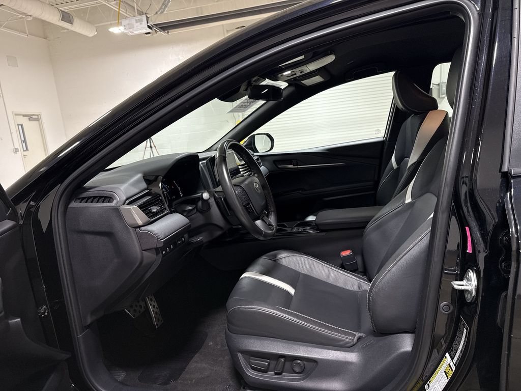 Used 2025 Toyota Camry Hybrid FWD image 19