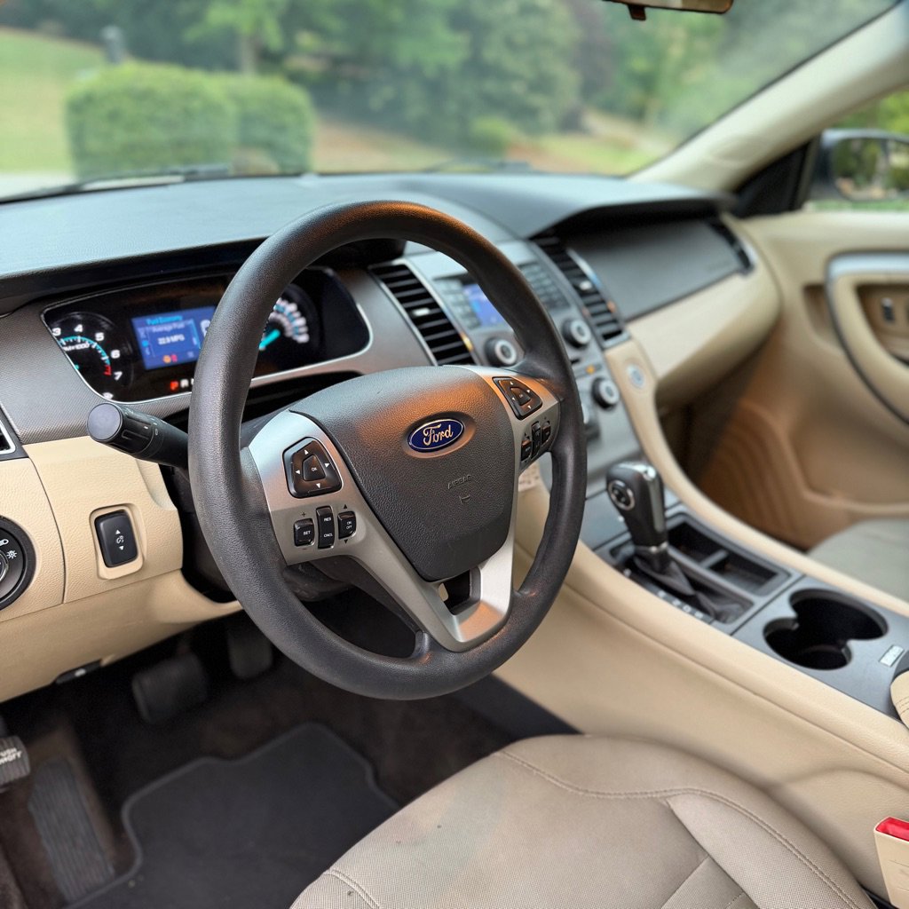 Used 2015 Ford Taurus SE FWD image 9