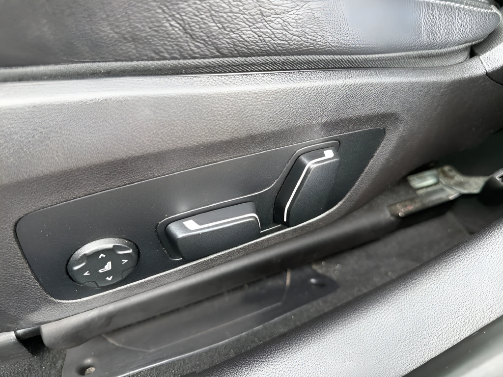 Used 2025 BMW 330i Sedan RWD image 17