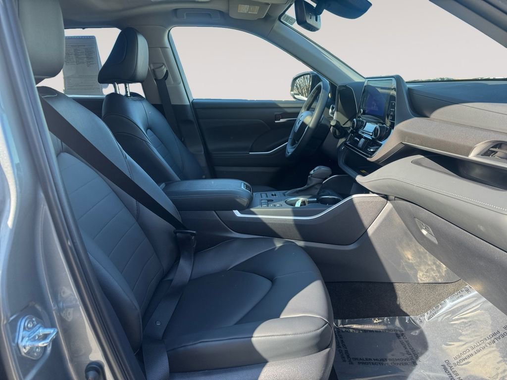 Used 2026 Toyota Highlander XLE image 15