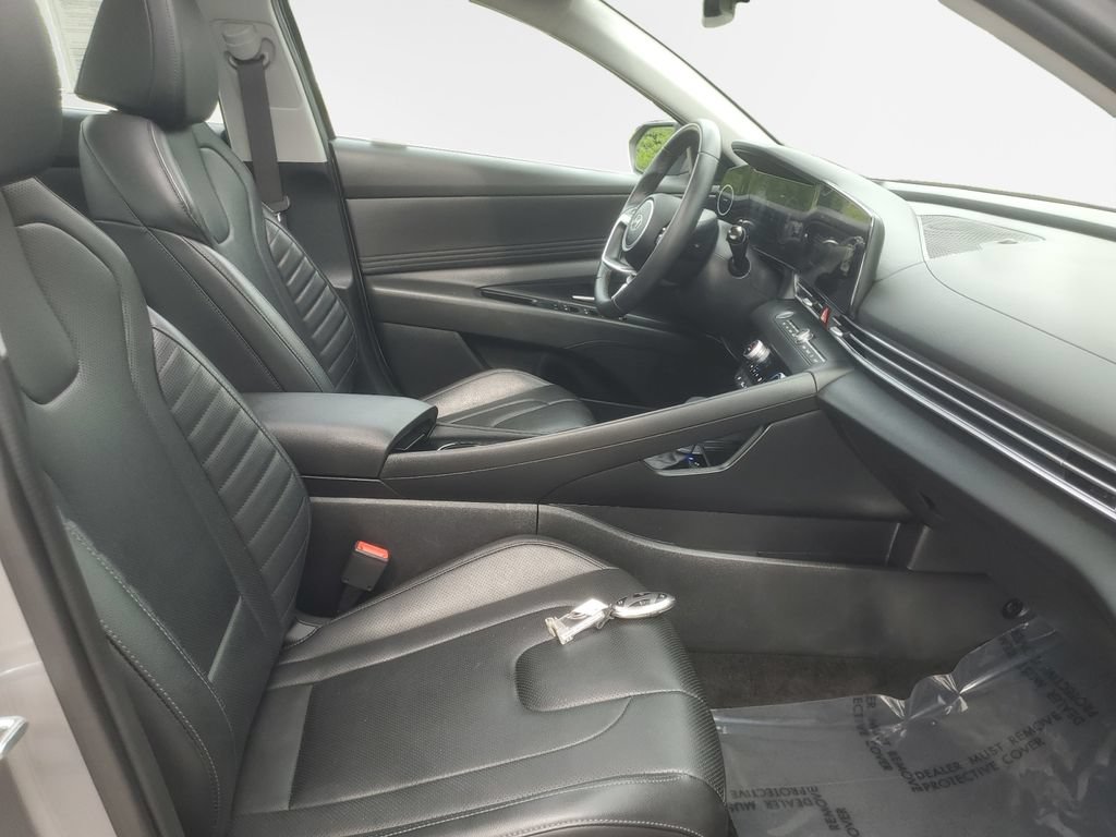 Used 2025 Hyundai Elantra Limited FWD image 26