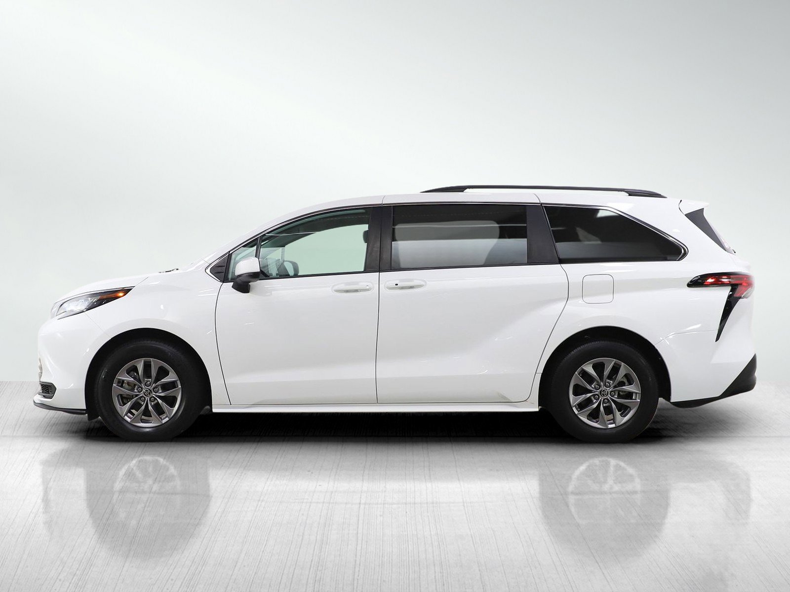 Used 2022 Toyota Sienna LE FWD image 2