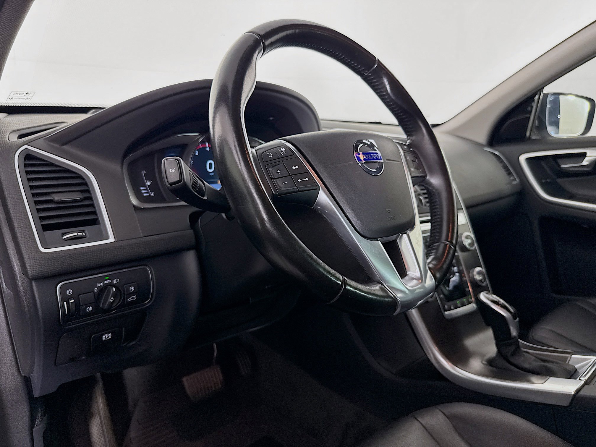 Used 2016 Volvo XC60 T5 Platinum w/ Protection Package image 22