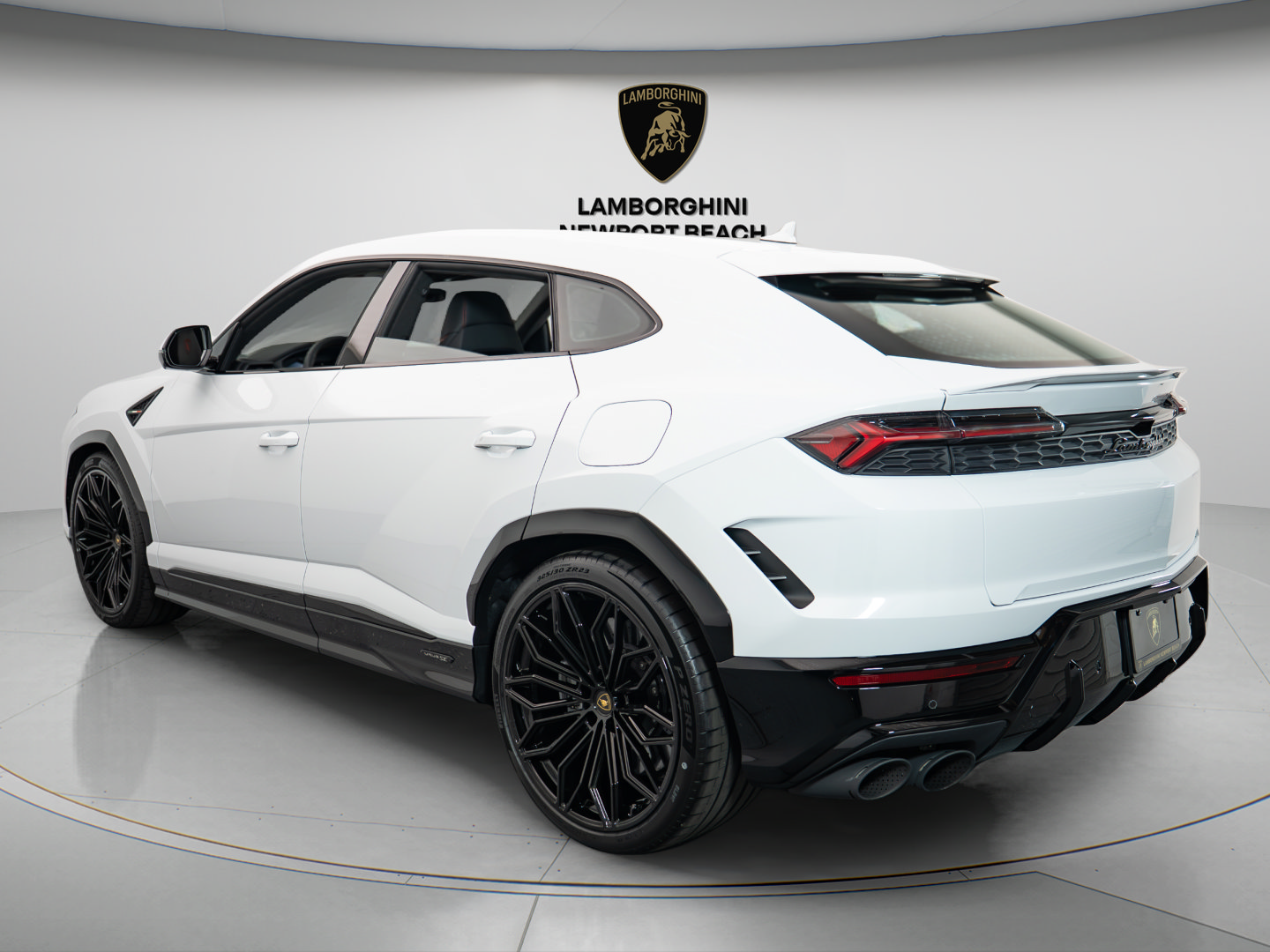Used 2025 Lamborghini Urus SE AWD/4WD image 4