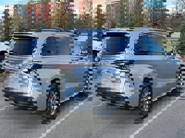 Used 2025 Toyota Sienna XLE image 35