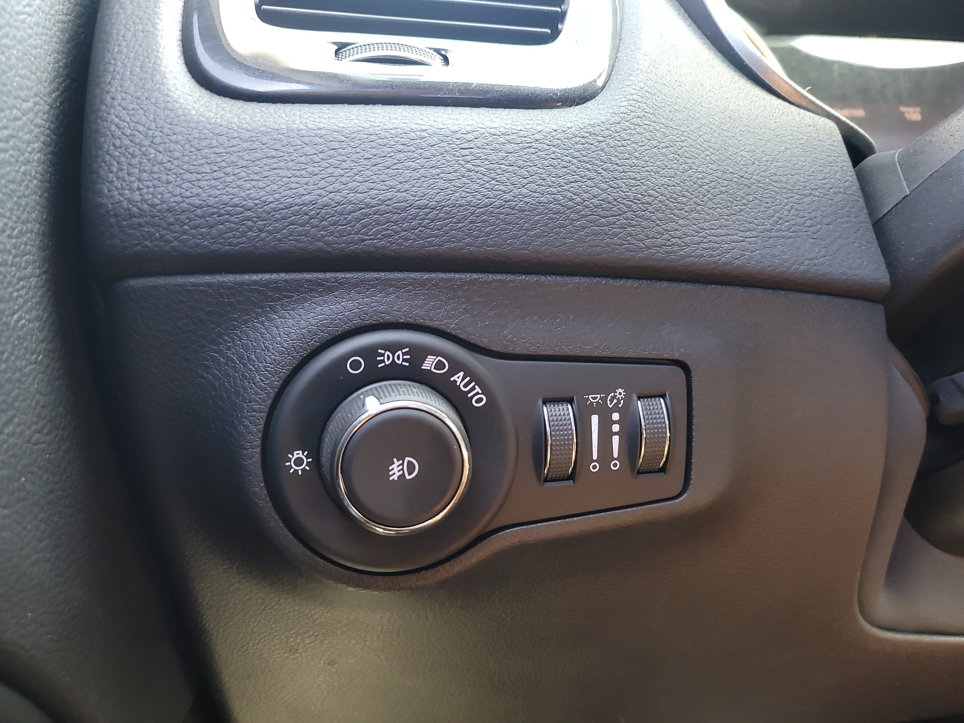 Used 2018 Jeep Compass Limited w/ Navigation Group AWD/4WD image 30