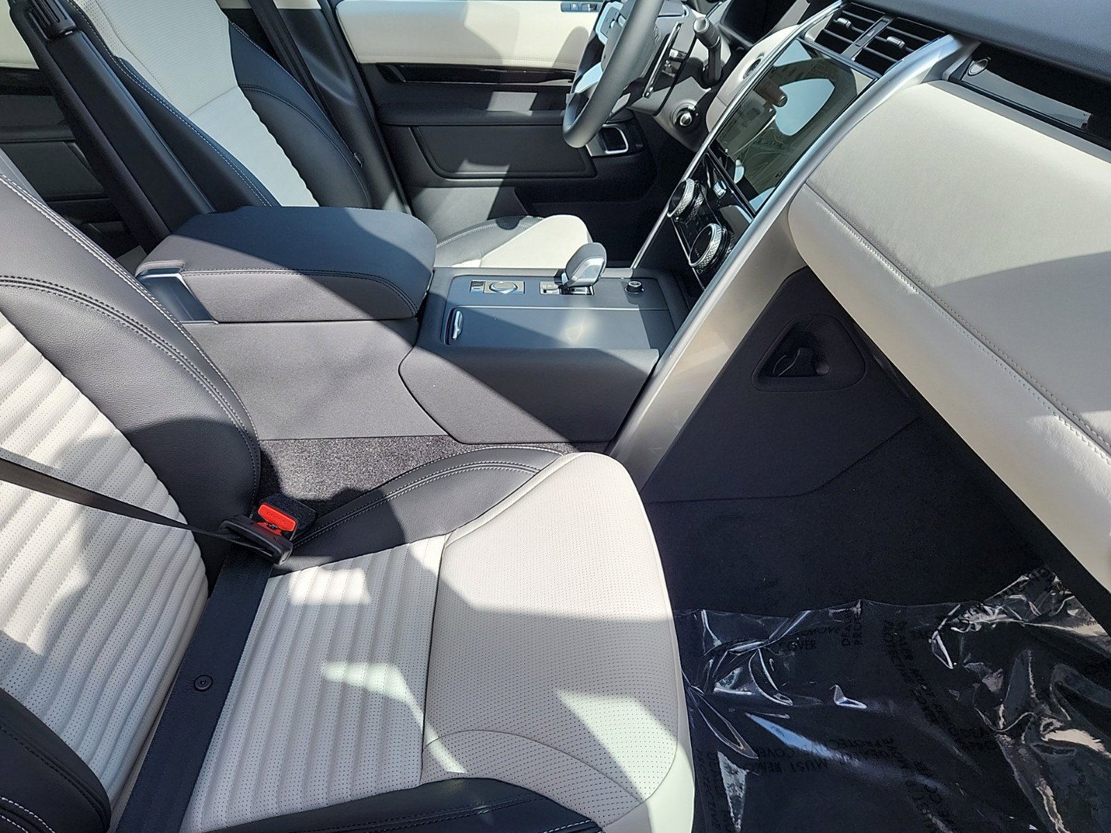 Certified 2025 Land Rover Discovery S image 3