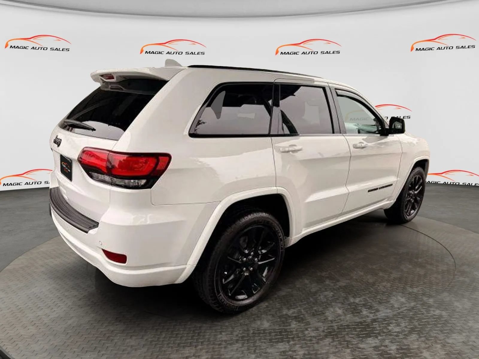 Used 2020 Jeep Grand Cherokee Altitude AWD/4WD image 11