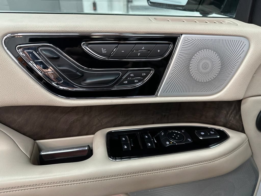 Used 2019 Lincoln Navigator Reserve AWD/4WD image 17