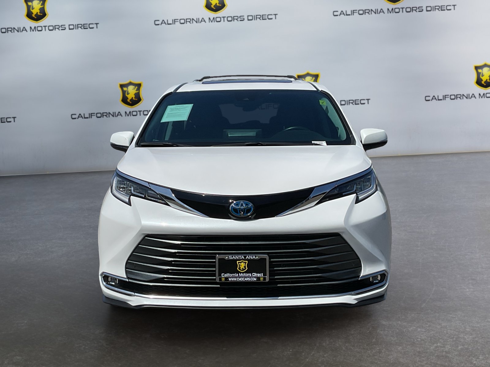 Used 2024 Toyota Sienna Limited FWD image 2